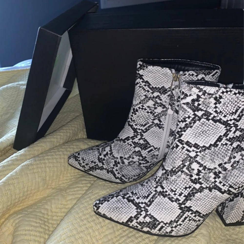 Women’s Snakeskin booties